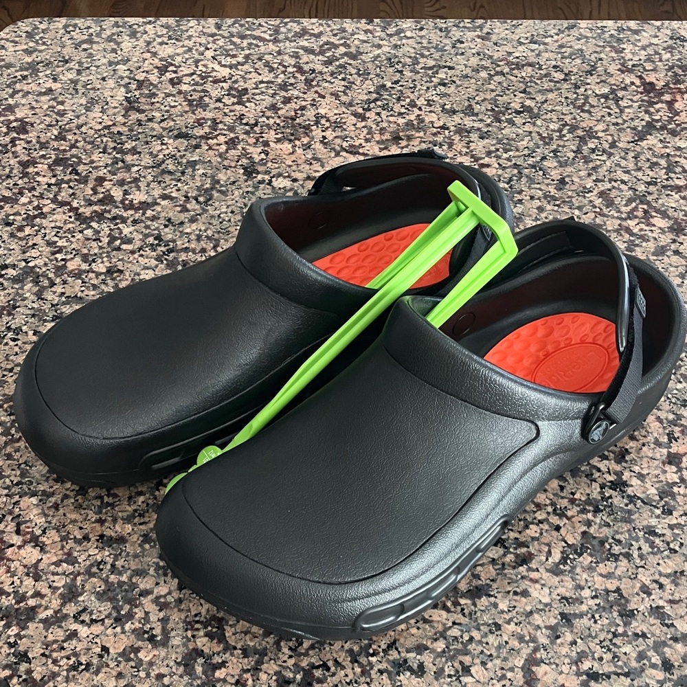 NWT CROCS Bistro Pro Work Clogs in Black